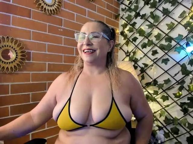 MAJAREAL — > Me excita que me miren mientras me toco...
que me pidan cosas sucias al odo,
y que no se contengan cuando me desean fuerte.
Quieres probar?