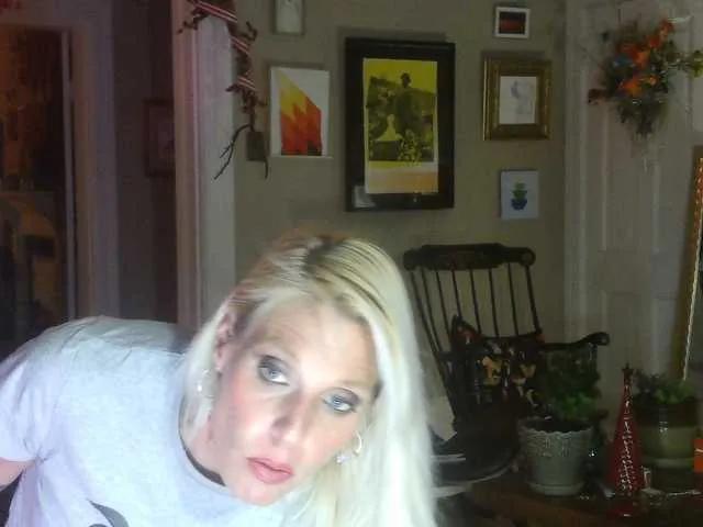 mylfGlama — I like to submit! Pre-cum, treating human beings with respect, men who wear feminist af tee shirts! I perform alone. No one else is allowed to be on cam with me!!