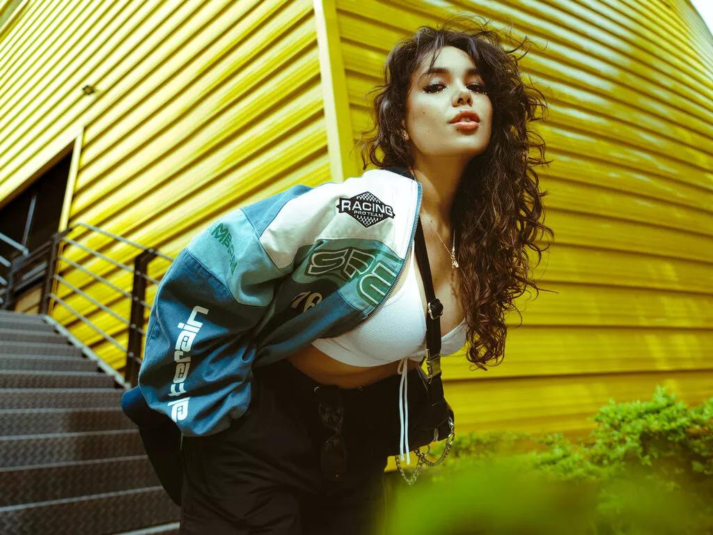 ClaireThonpsom — I am a girl who enjoys pleasing others a lot, I have no limitations and I love to experiment, also to learn, so I like that they also teach me different ways of feeling and giving pleasure.