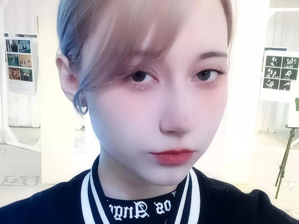 ClaraParks — I'd love to know your darkest secrets and I'll share mine with you.
I love to smile and make you smile too.
I love to tease you with my wild mind and hot body.