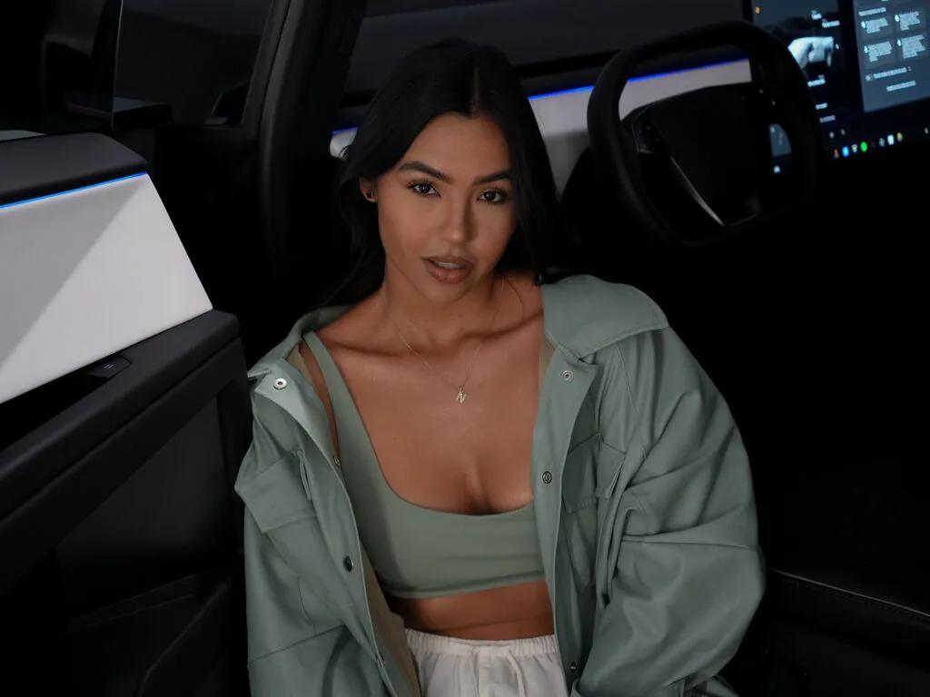 IsabellaMatters — I love animals, Im obsessed with vanilla ice cream, and i deeply value honesty.